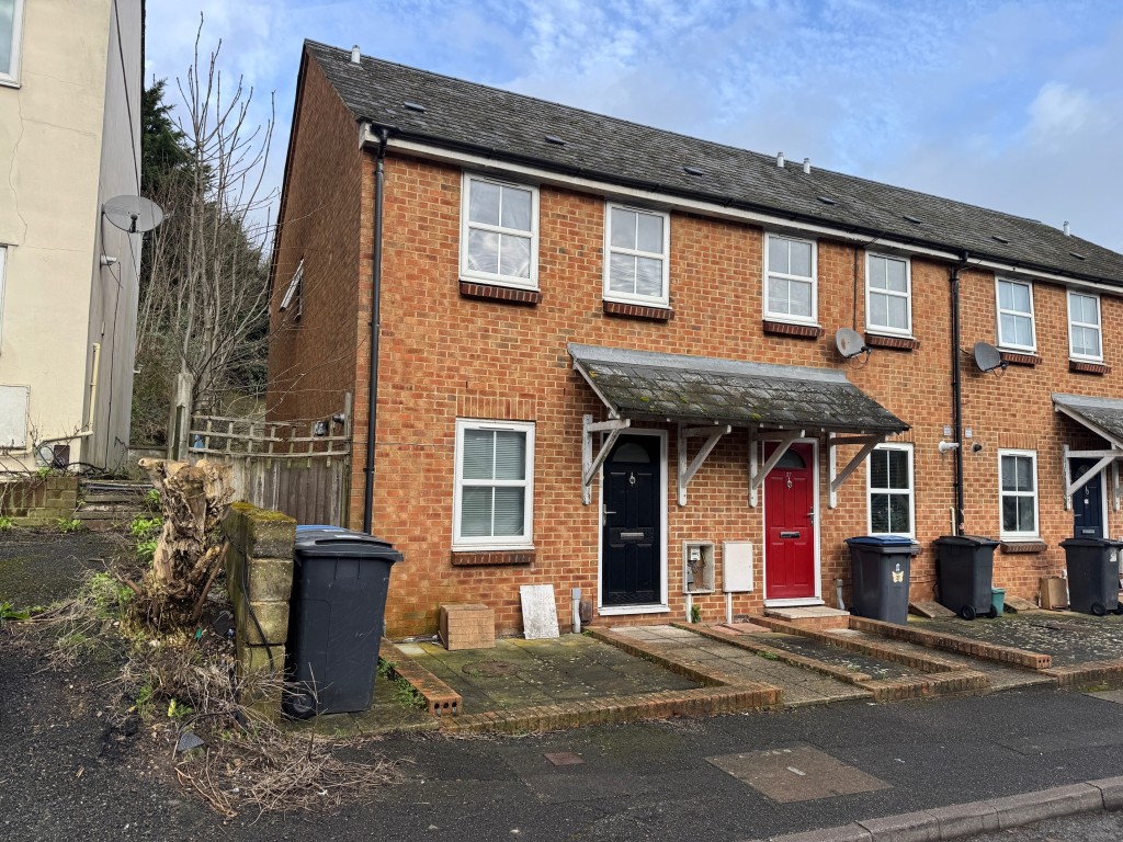 Lot: 180 - FREEHOLD MODERN END-TERRACE HOUSE INVESTMENT - Front of property